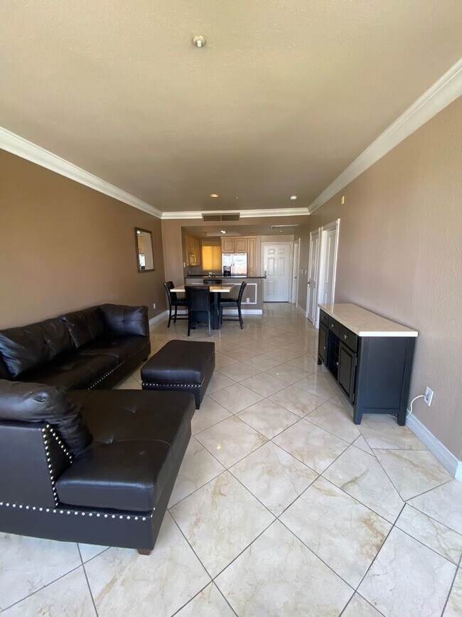 Building Photo - Beautiful, partially furnished 1 bedroom w...