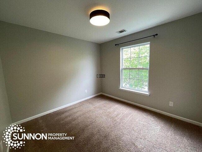 Building Photo - 4 Bed 2.5 Bath House with Great Yard