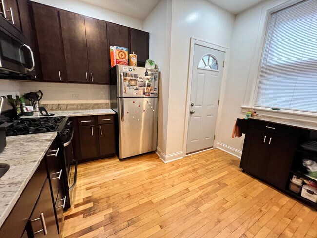 Building Photo - Lovely Renovated 1 BR In North Center