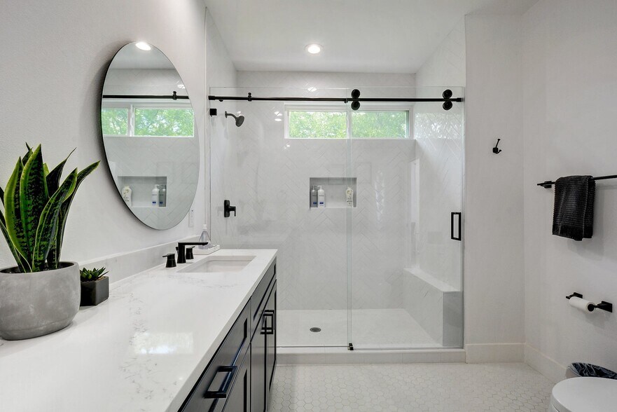 Master full bathroom - 413 W Odell St