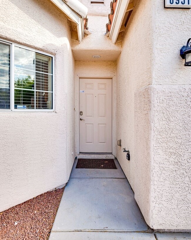Building Photo - Spacious 3-Bedroom Home Featuring Downstai...