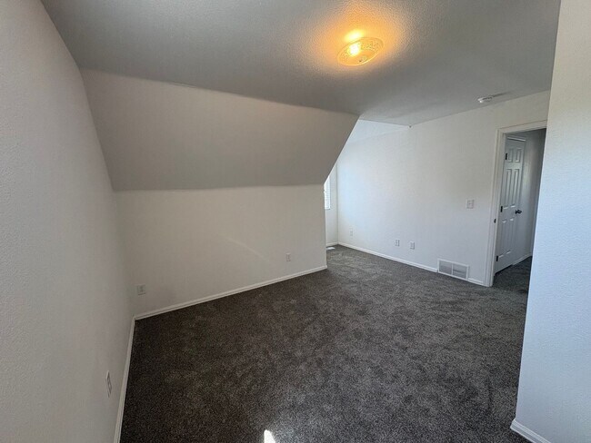 Building Photo - Fully Renovated 3 Bed 2.5 Bath Townhome w/ 1 Car Garage & Yard!