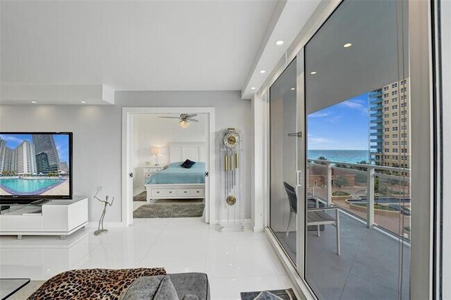 Building Photo - 2030 S Ocean Dr