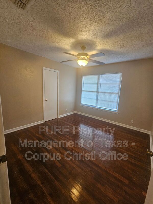Building Photo - 425 Rita Dr