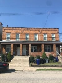 Building Photo - 4 bedroom house 1.5 bathrooms