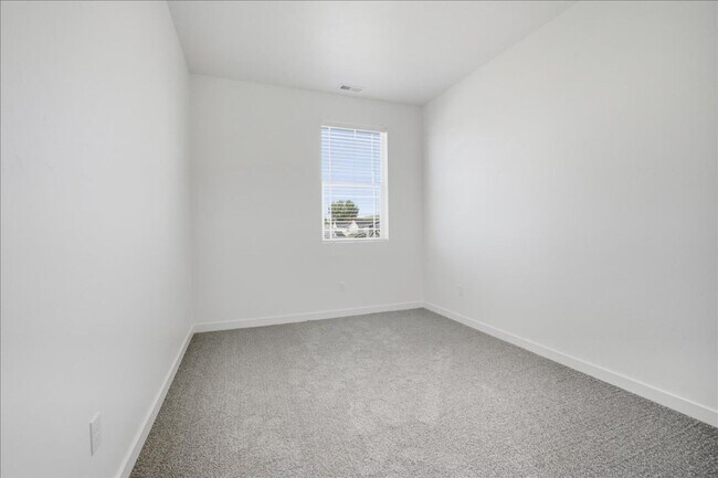 Building Photo - Brand new 3 bed 2.5 bath townhouse