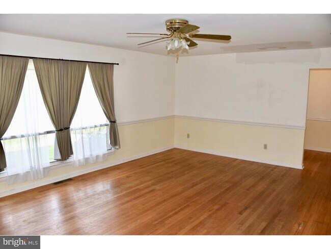 Building Photo - 911 Grings Hill Rd