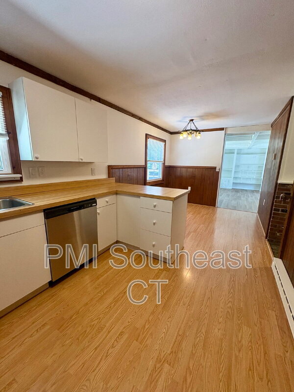 Building Photo - 226 Pequot Ave