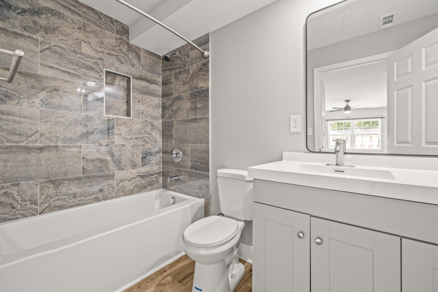 Master Bathroom - 14002 Creely Dr SW
