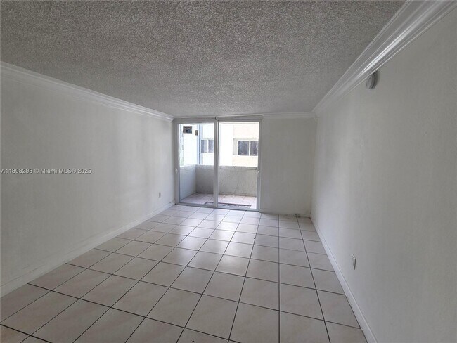 Building Photo - 10000 NW 80th Ct