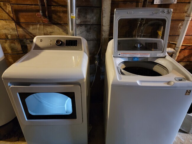 Building Photo - 103-107 SCHOOL ST