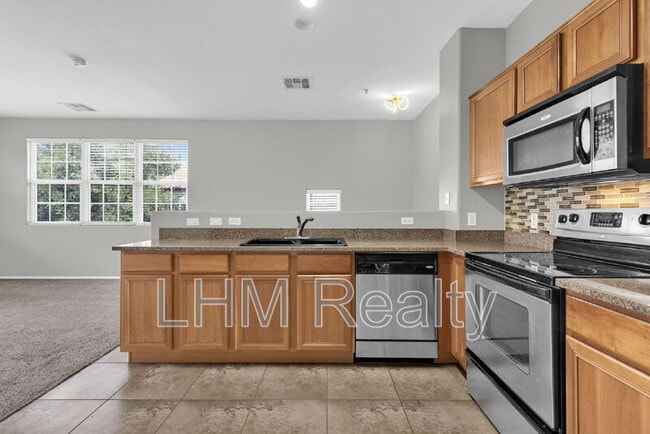 Building Photo - 2210 E Huntington Dr