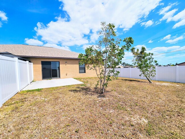 Building Photo - Stunning 3 Bed / 2 Bath Duplex w/ Garage –...