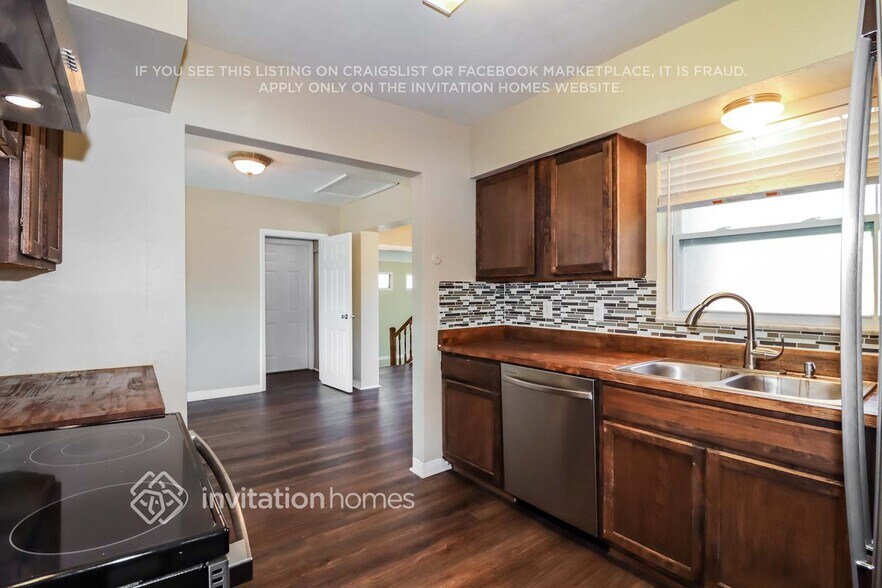 Building Photo - 8541 Jacaranda Ave