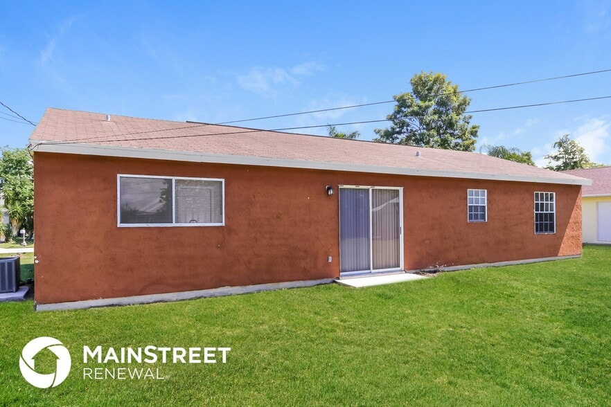 Building Photo - 2250 SE Baron St