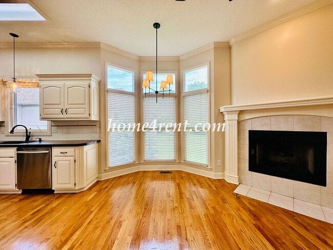 Building Photo - Exceptional 1.5 Story Home in the Prestigious Loch Lloyd Community!