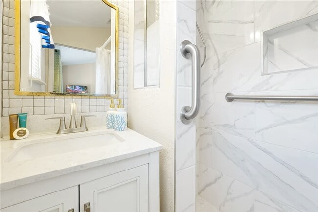 Building Photo - "ALL UTILITIES INCLUDED & Fully Furnished! Stunning 4-Bed, 3-Bath Townhome in Haines City"