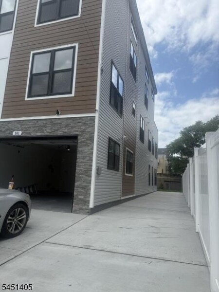 Building Photo - 181 S Munn Ave