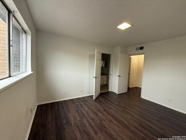 Building Photo - 223 Sprucewood Ln