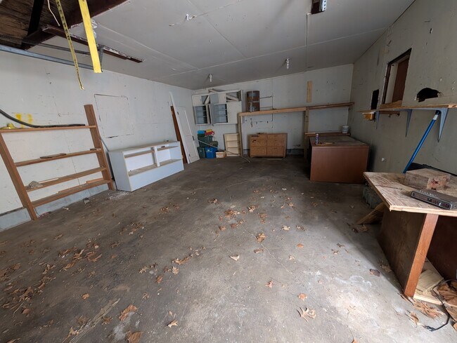 Building Photo - 415 SW Watson Ave