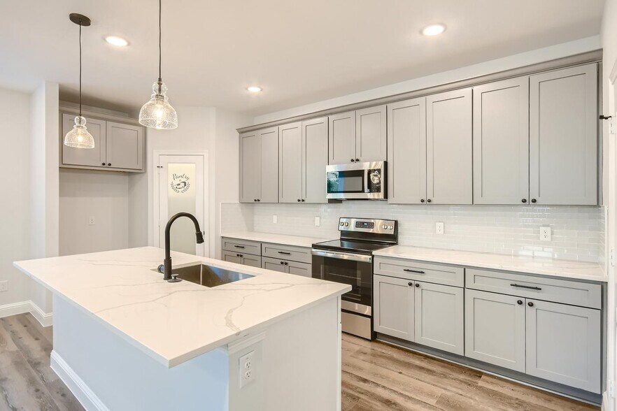 Building Photo - Stylish & Modern Home for Rent in the Heart of Dallas!