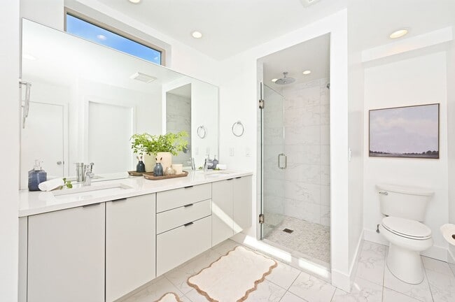 Building Photo - Modern 2BR End-Unit Townhome with Two Rooftop Decks
