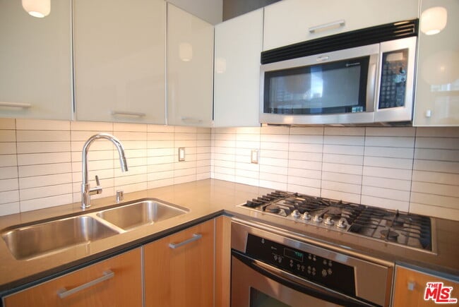 Building Photo - 645 W 9th St