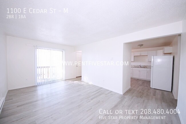 Building Photo - Upstairs Apartment In Central Location! Vi...