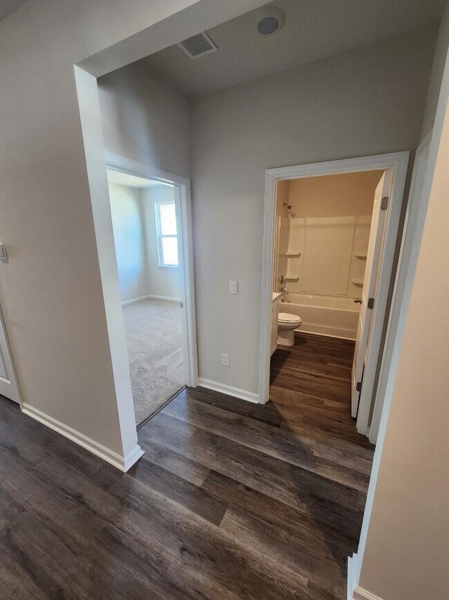 Building Photo - 227 Londonshire Dr