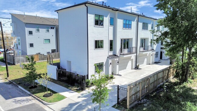 Building Photo - 2512 Gray St