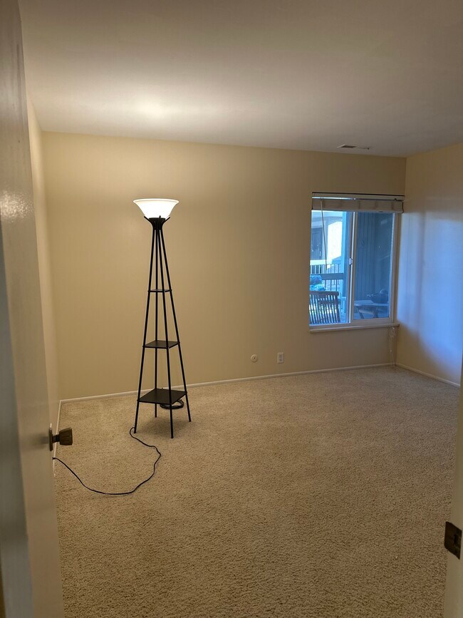 Building Photo - Waterbury Way condominium - utilities included