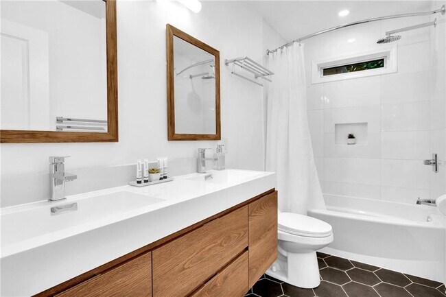 Building Photo - 3882 The Ascent NE