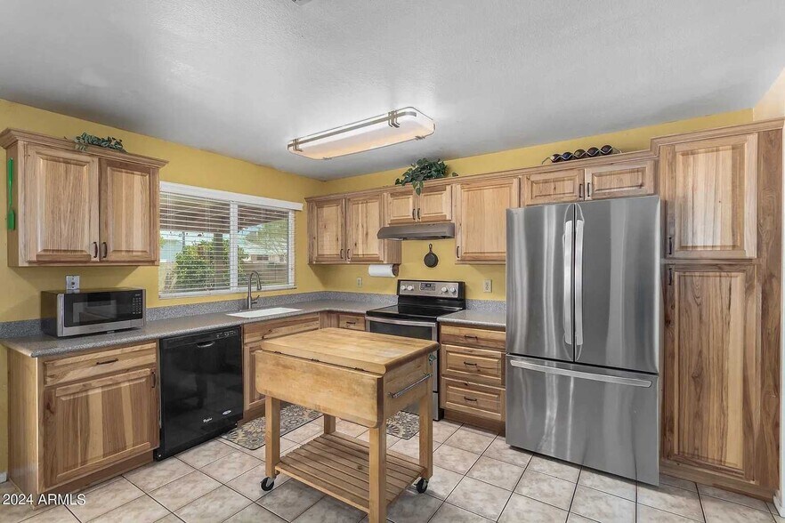 Building Photo - 716 E Hackamore St