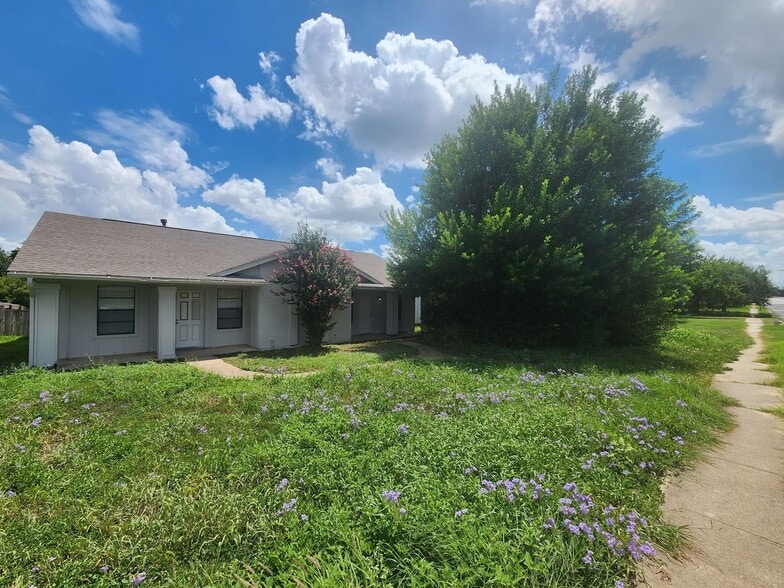 Building Photo - 1600 W Braker Ln