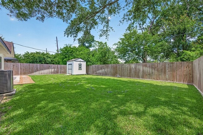 Building Photo - 1005 Avenue D