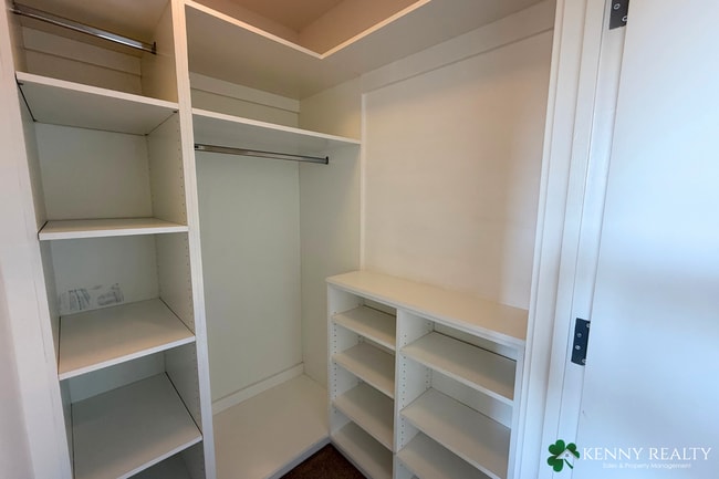Building Photo - Spacious 2 Bedroom Condo in Prime Burlinga...