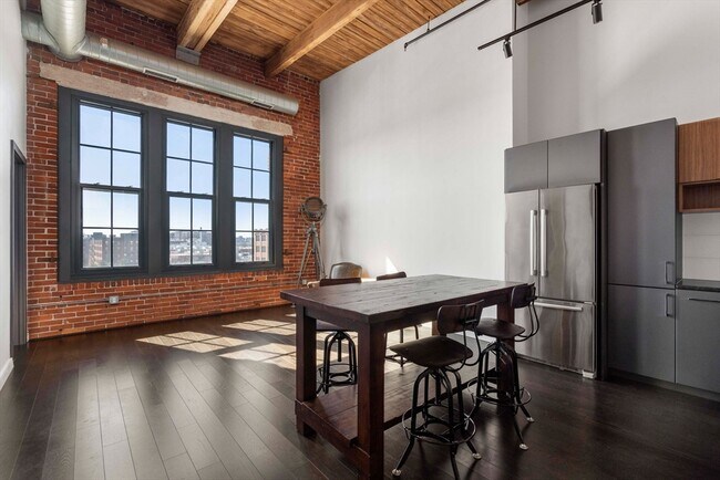 Building Photo - 319 A St
