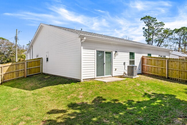 Building Photo - 2566 Oak St