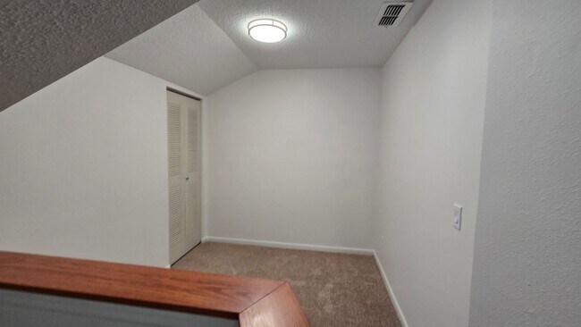 Building Photo - 2 Bed 2 Bath townhome with a Den/ Office s...