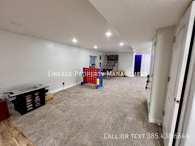 Building Photo - 9722 N Horizon Dr