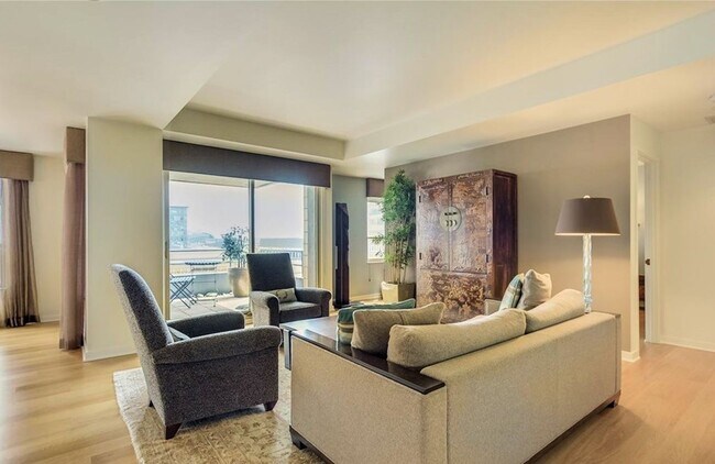 Building Photo - Spacious condo at the iconic Watermark Towers