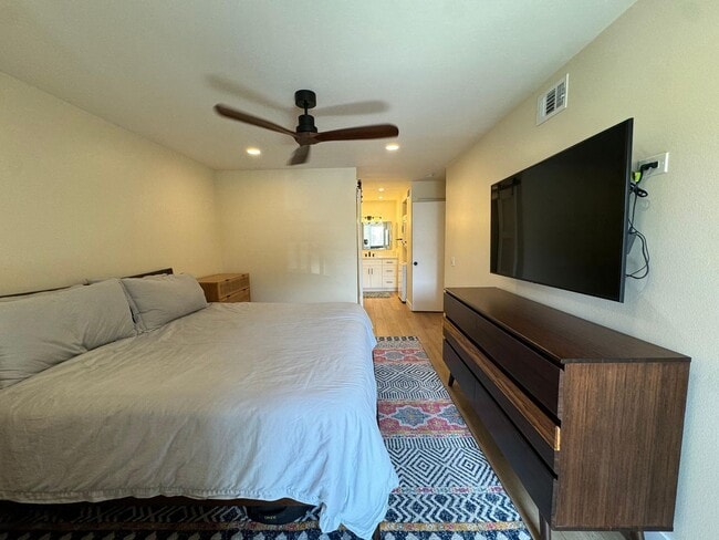 Building Photo - Move in ready Condo!