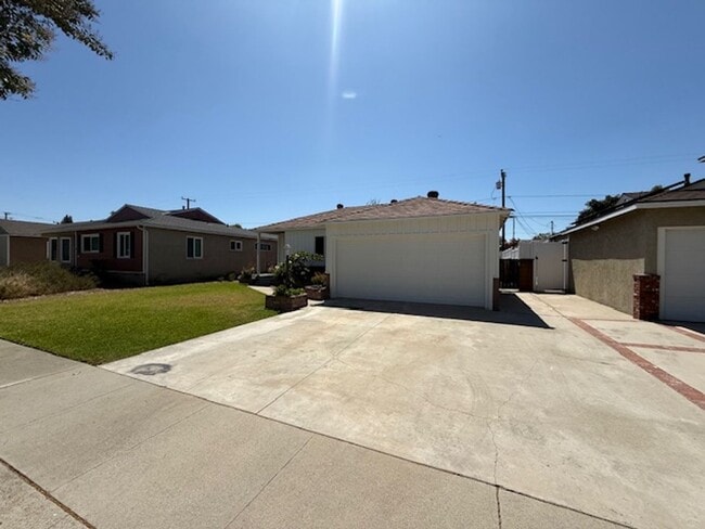 Building Photo - REDONE CUTE 2BED/1BATH HOUSE W/ REFURBISHE...