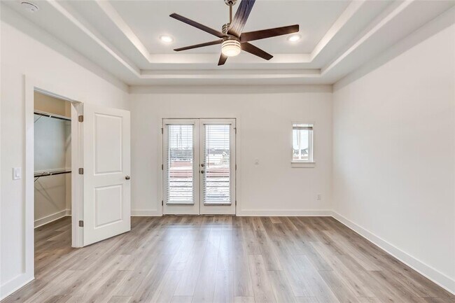 Building Photo - 2000 Kit Cir