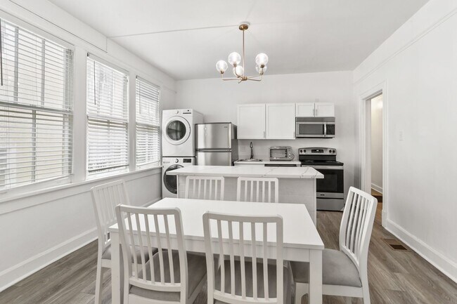 Building Photo - Fresh and elegant 5 Bedroom ONE BLOCK from...