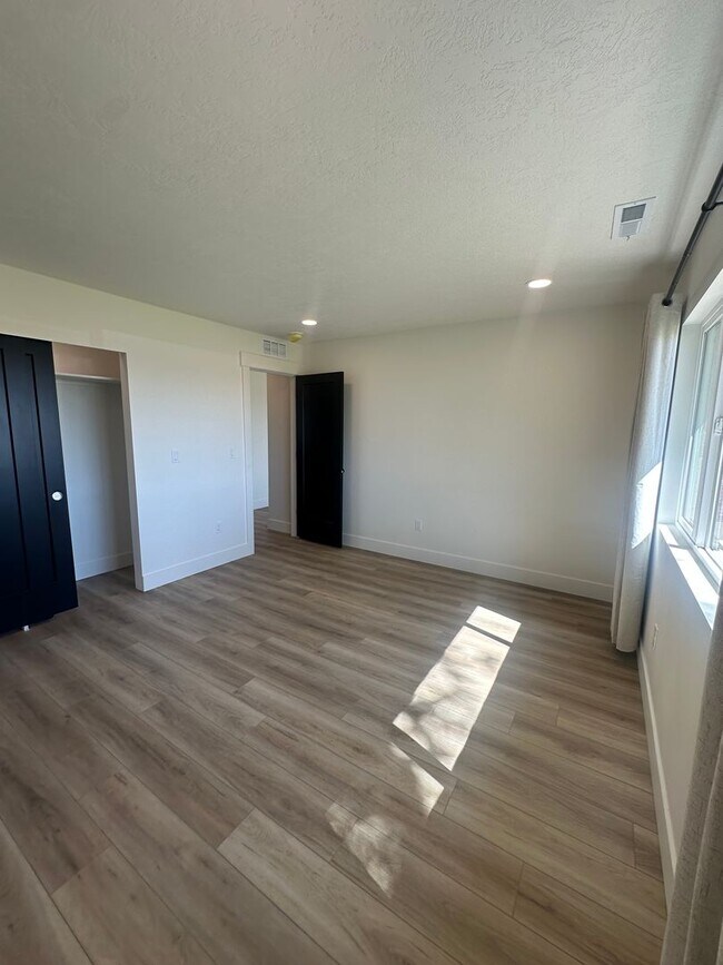 Building Photo - 2 bed, 1 Bath, 1 Car Garage, - Modern Insi...