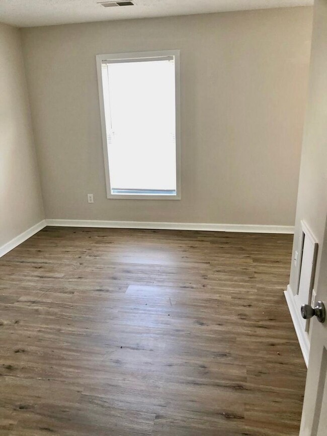 Building Photo - King George 3 Bedroom Townhouse