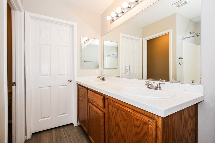 Building Photo - 3520 Terraza Mar Ave