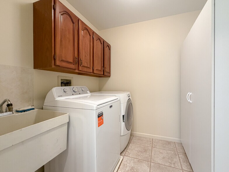 Building Photo - 340 Woodchuck Dr