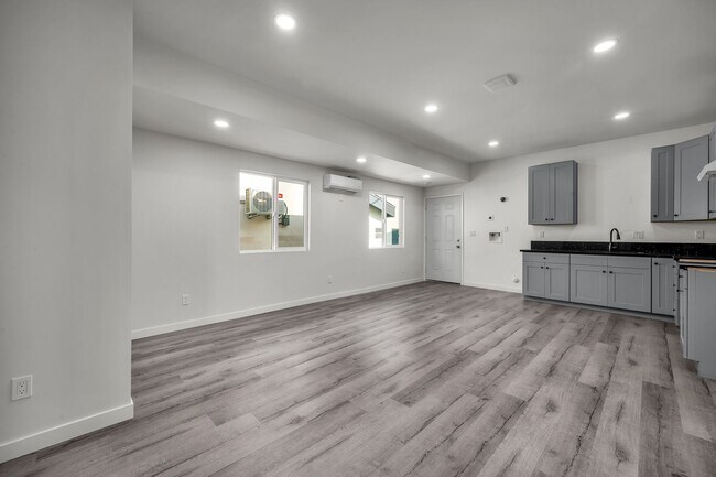 Building Photo - 5842-5840 Denver Ave